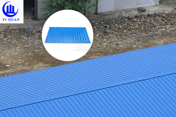 Il PVC ondulato dell'isolamento termico ha ricoperto le assicelle di plastica del tetto per l'officina