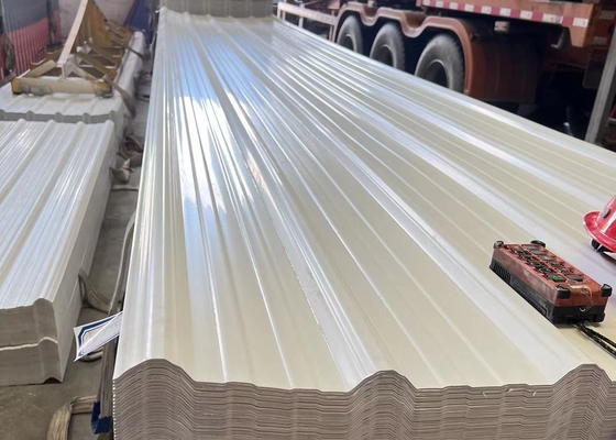Buona resistenza agli agenti atmosferici Piastrelle in PVC di plastica Larghezza 930 mm Forma trapezoidale