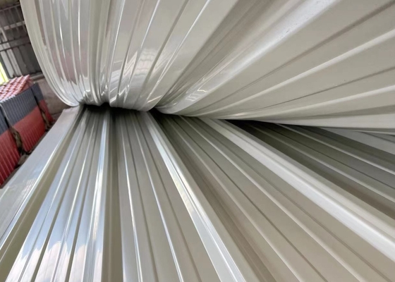 Il tetto bianco del PVC di larghezza di 1130mm piastrella l'ambiente verde ondulato coprendo lo strato