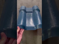 Esposizione delle mattonelle di tetto della resina sintetica